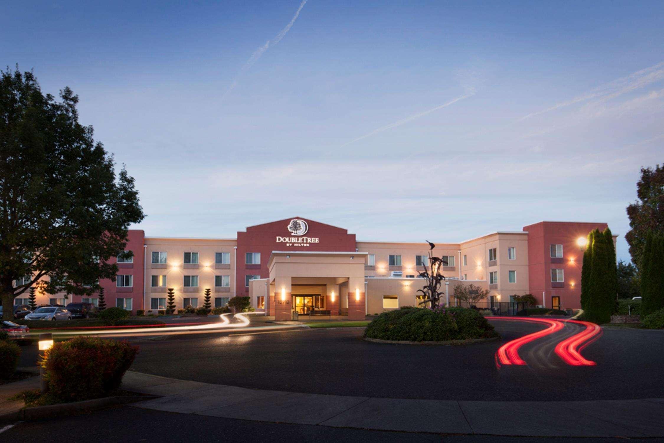 Doubletree By Hilton Vancouver Bagian luar foto