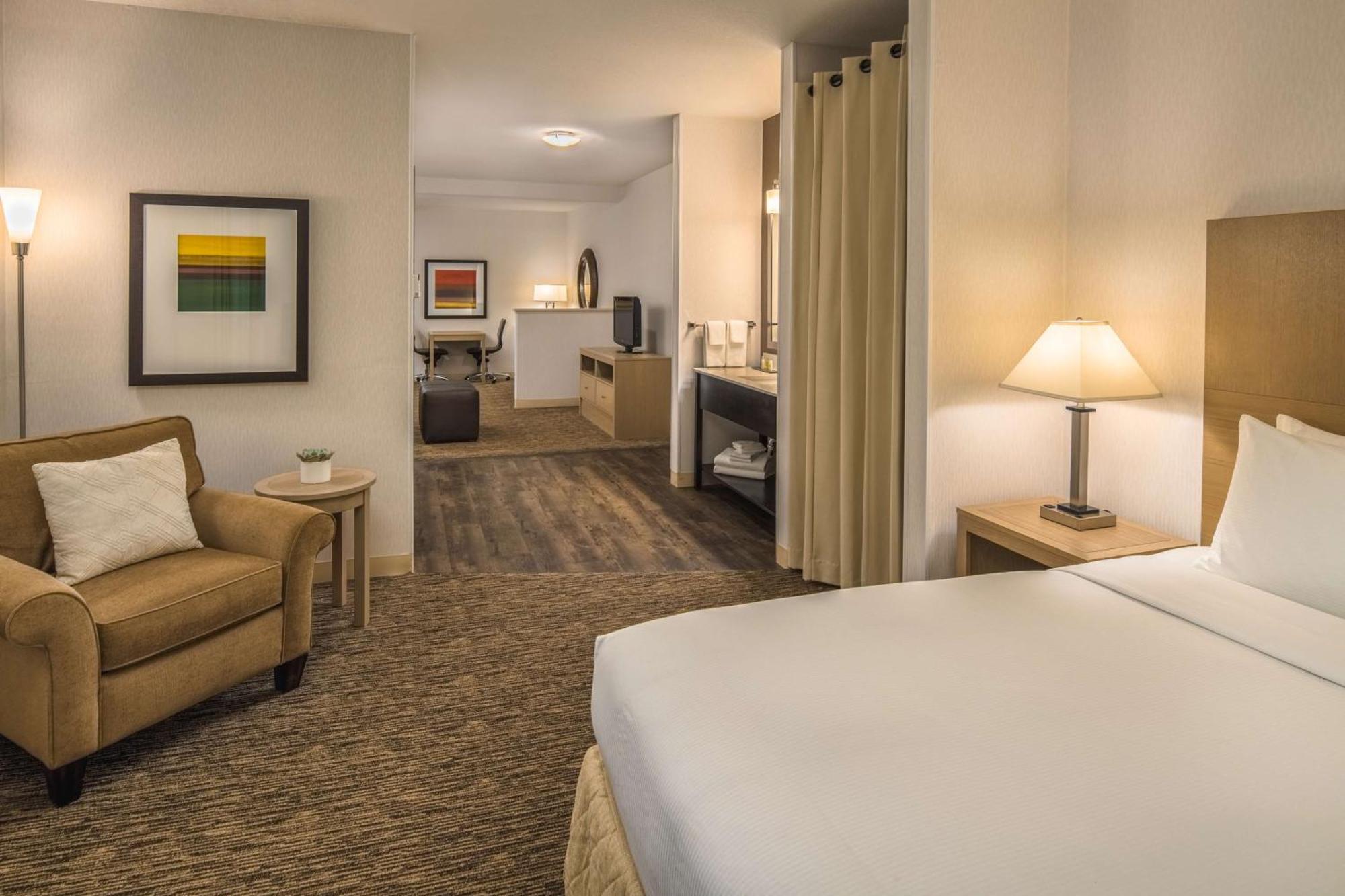 Doubletree By Hilton Vancouver Bagian luar foto