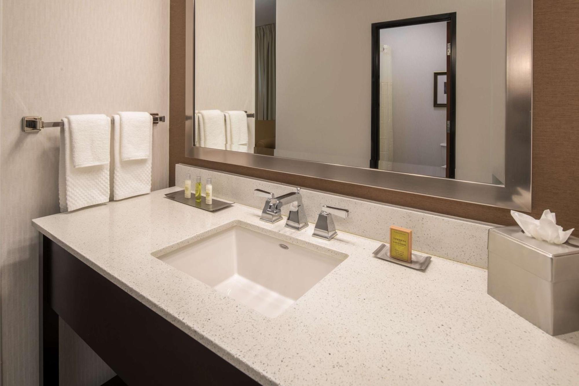 Doubletree By Hilton Vancouver Bagian luar foto