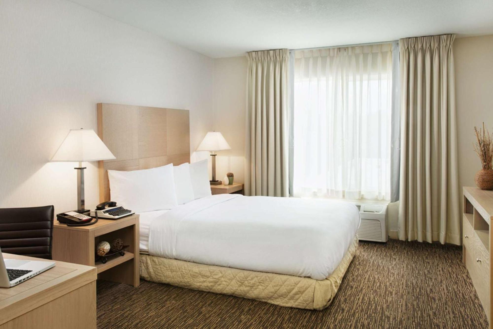 Doubletree By Hilton Vancouver Bagian luar foto